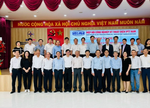 CADIVI vinh dự nhận bằng khen của Liên đoàn Thương mại và Công nghiệp VN (VCCI) và Hiệp hội Công nghiệp Kỹ thuật điện Việt Nam (VELINA)